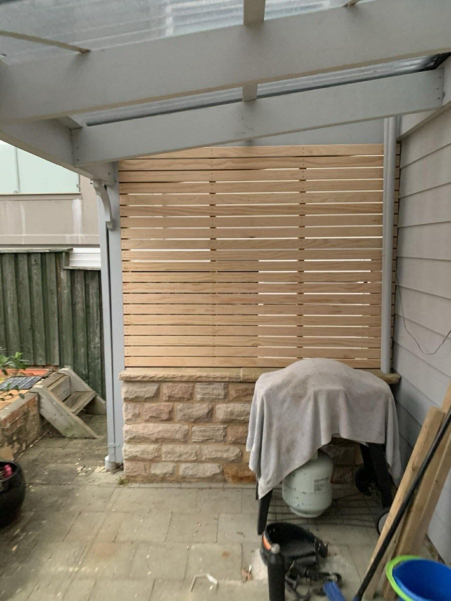 Horizontal timber slat privacy screen